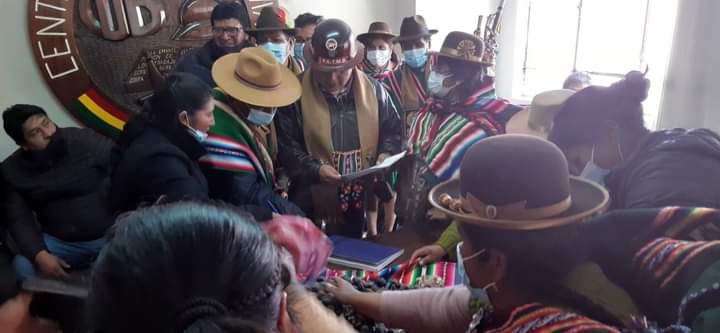 Photo of Autoridades Originarias de Venta y Media de Huanuni llegaron con apthapi a la COB